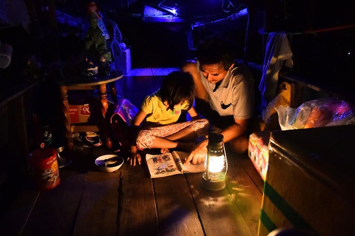 Family lives on a boat on Saigon canal for two decades - 8