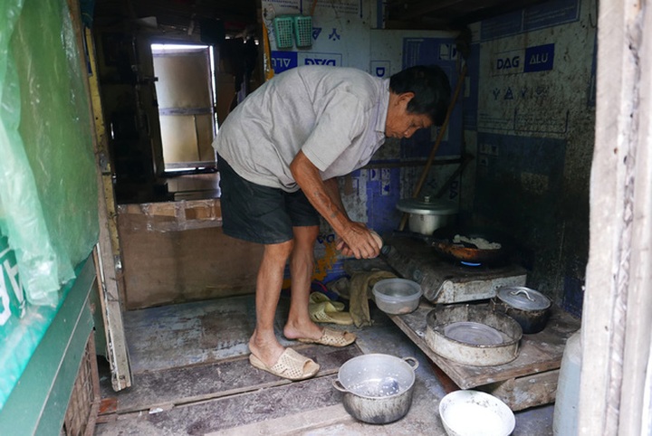 Hanoi river slum in flooding season - 7