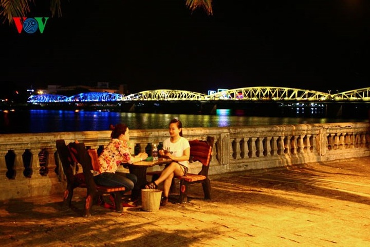 Hue pedestrian street appeals to tourists - 12