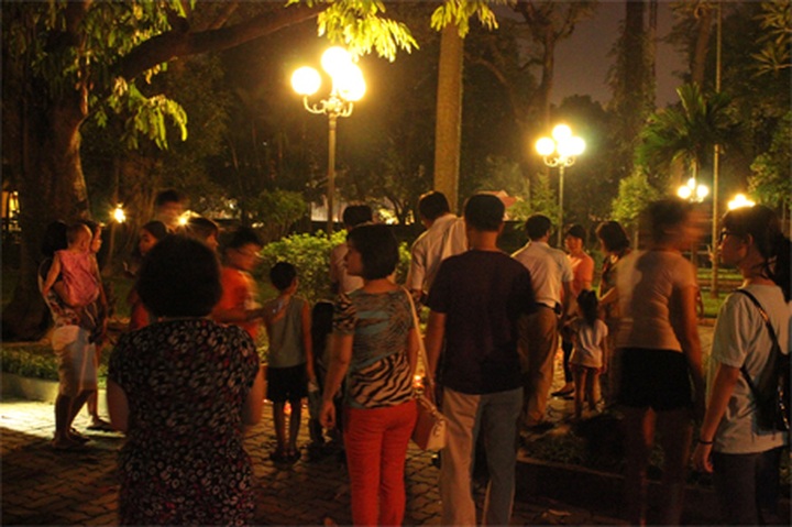 Crowds of people pay tribute to General Vo Nguyen Giap - 1