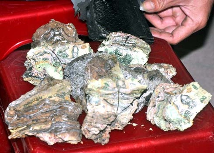 Central bank offers money exchange for market fire victims - 1