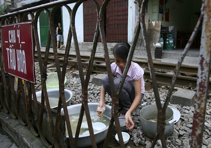 Hanoi life on the tracks - 12 Hanoi life on the tracks - 12