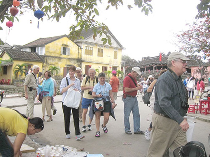Vietnam welcomes 4.9 million foreign visitors in 8 months - 1