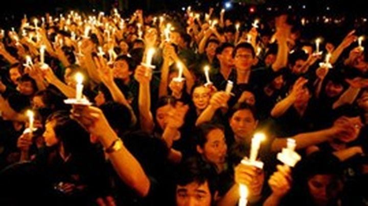 Hanoi residents respond to Earth Hour campaign - 1
