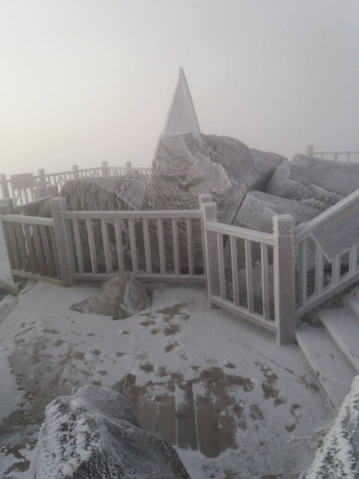 Mount Fansipan covered in frost and snow - 8