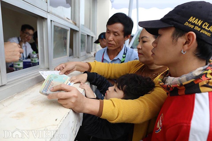 Fans scramble for Vietnam-Malaysia match tickets - 9