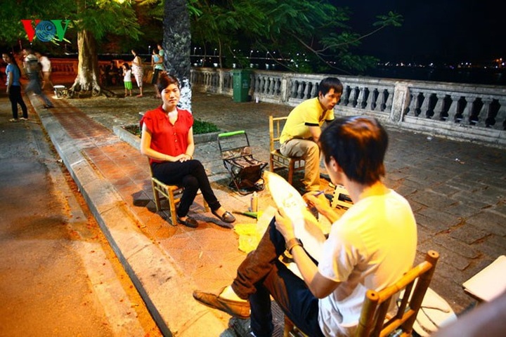 Hue pedestrian street appeals to tourists - 13