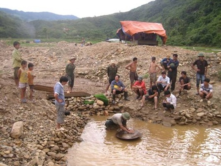 Illegal gold miners given marching orders in Kon Tum - 1 Illegal gold miners given marching orders in Kon Tum - 1