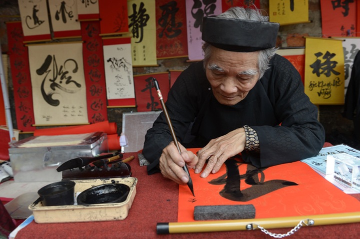 Vietnam calligraphers help welcome Year of the Snake - 1