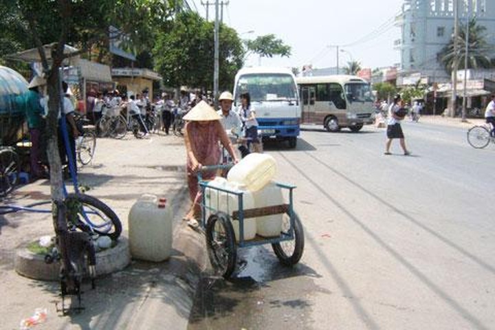Water shortage hits suburban Hanoi - 1