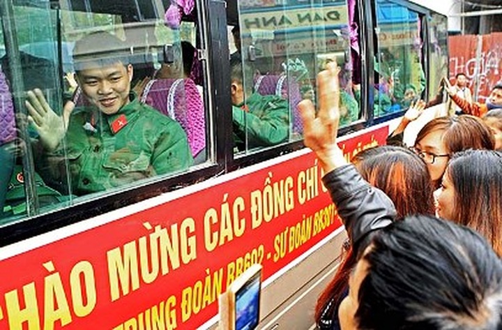 Thousands of young Hanoian men join the army - 14