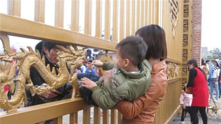 Lax security causes chaos at a festival - 12