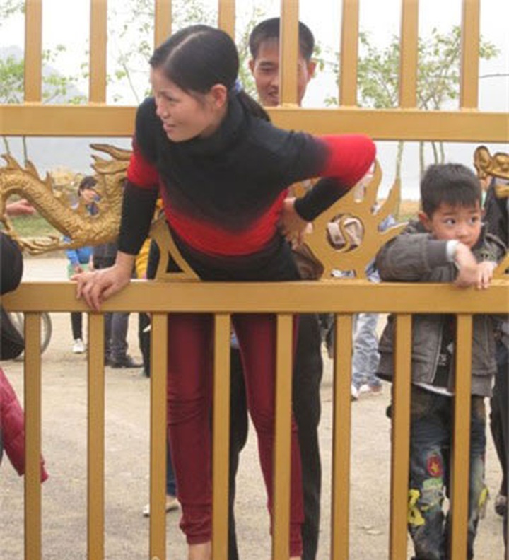 Lax security causes chaos at a festival - 13