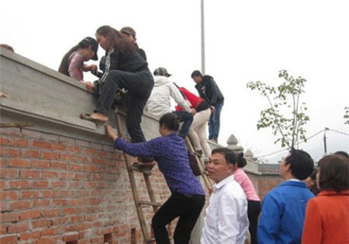 Lax security causes chaos at a festival - 14