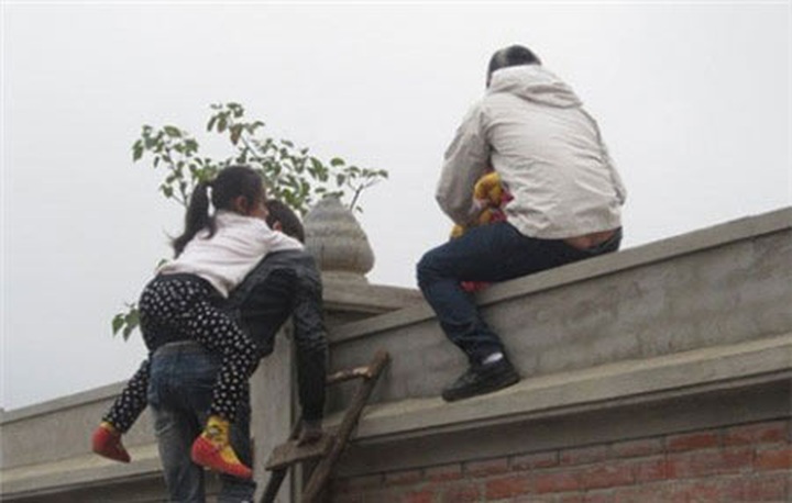 Lax security causes chaos at a festival - 15