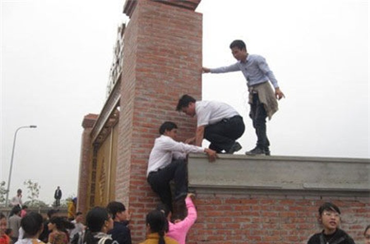 Lax security causes chaos at a festival - 16
