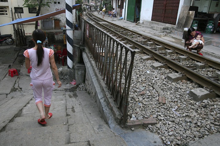 Hanoi life on the tracks - 13 Hanoi life on the tracks - 13