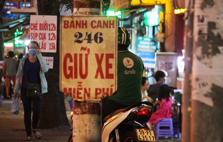 HCM City plastered in illegal advertising - 8 HCM City plastered in illegal advertising - 8