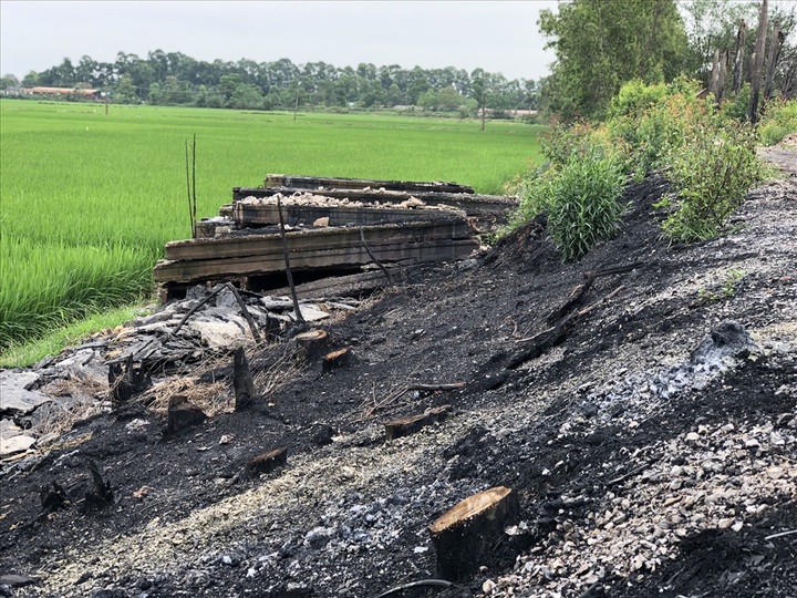 Hanoians threatened by burning rubbish tip - 11