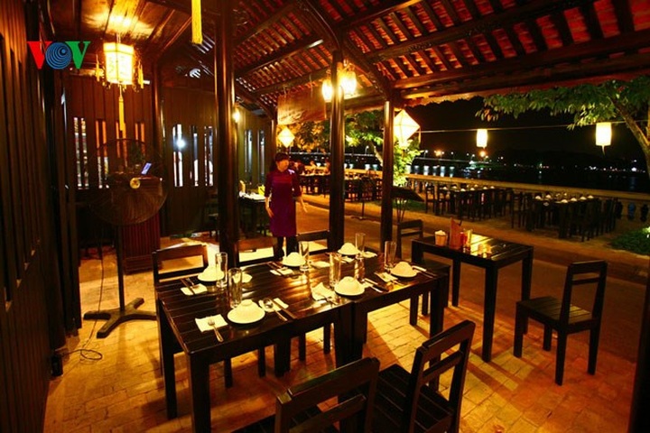 Hue pedestrian street appeals to tourists - 14