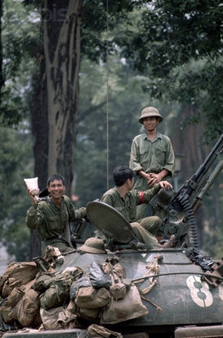 Foreign reporters recorded historic moments of Reunification Day - 16