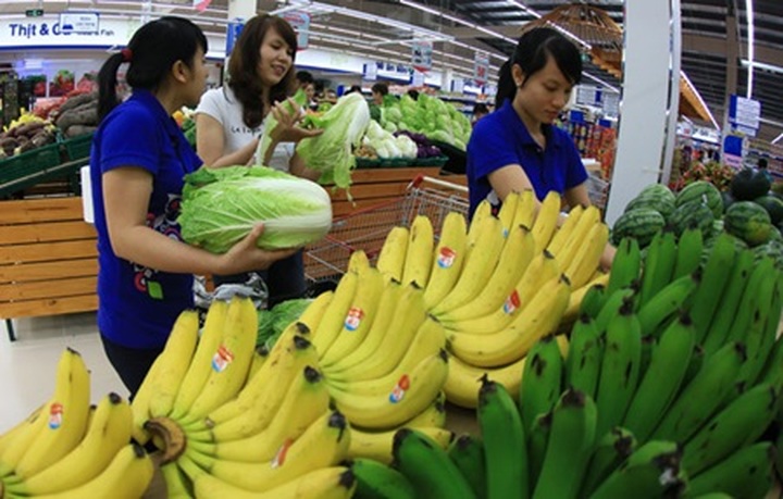Supermarket sales surge as Tet nears - 1