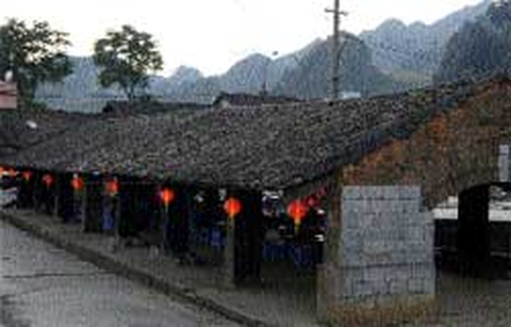 Popular ancient cafe perched on plateau - 1