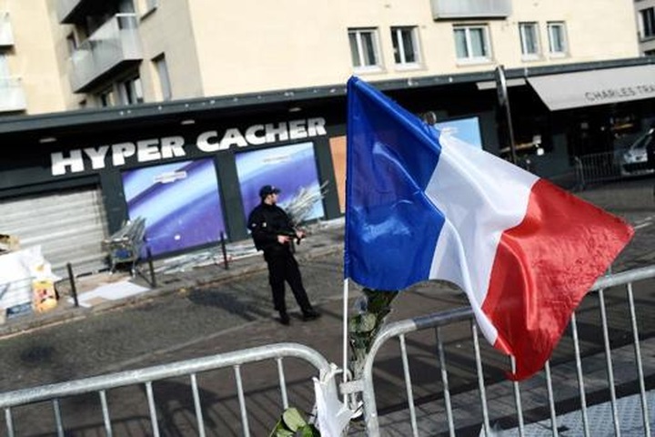 Paris supermarket hostages sue media over live coverage - 1