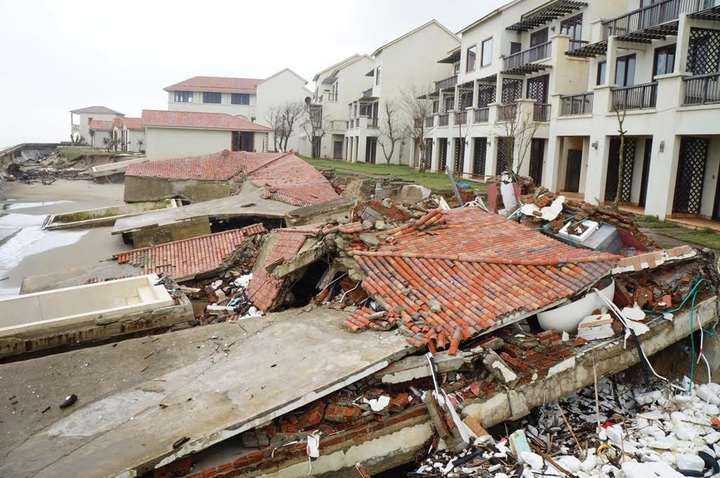 Erosion threatens Cua Dai Beach - 6