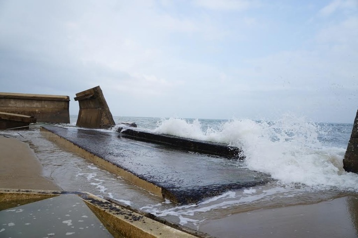 Erosion threatens Cua Dai Beach - 4