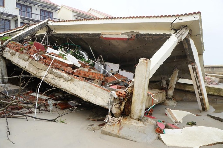 Erosion threatens Cua Dai Beach - 7