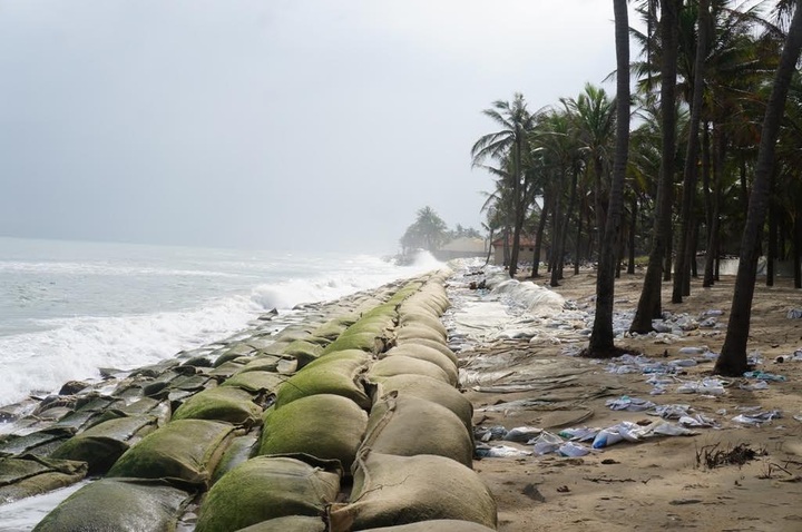 Erosion threatens Cua Dai Beach - 9