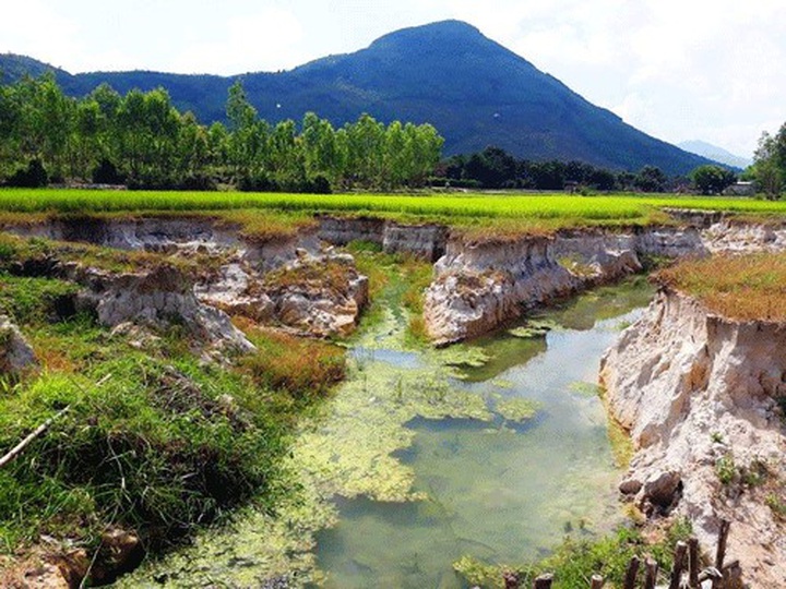 Mining lays waste to central region farmlands - 1 Mining lays waste to central region farmlands - 1