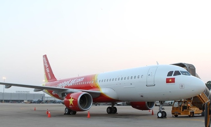 Plane returns to airport with sick passenger - 1