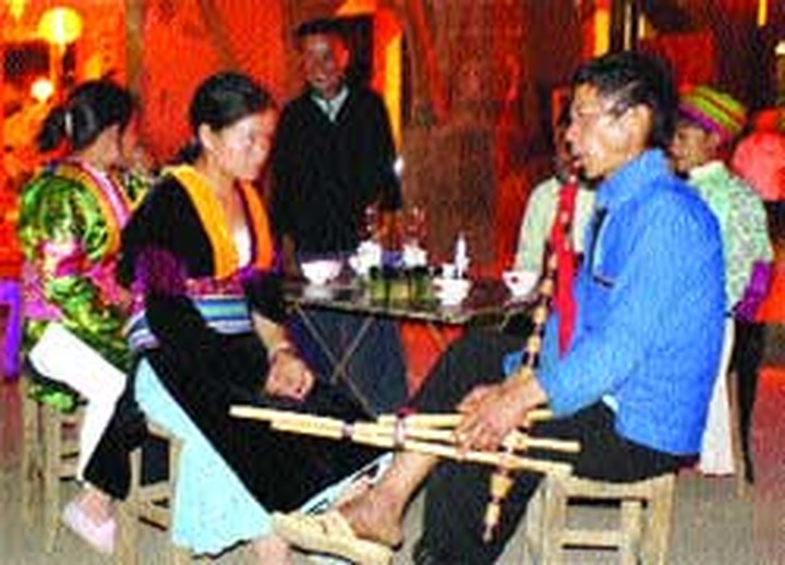 Popular ancient cafe perched on plateau - 2