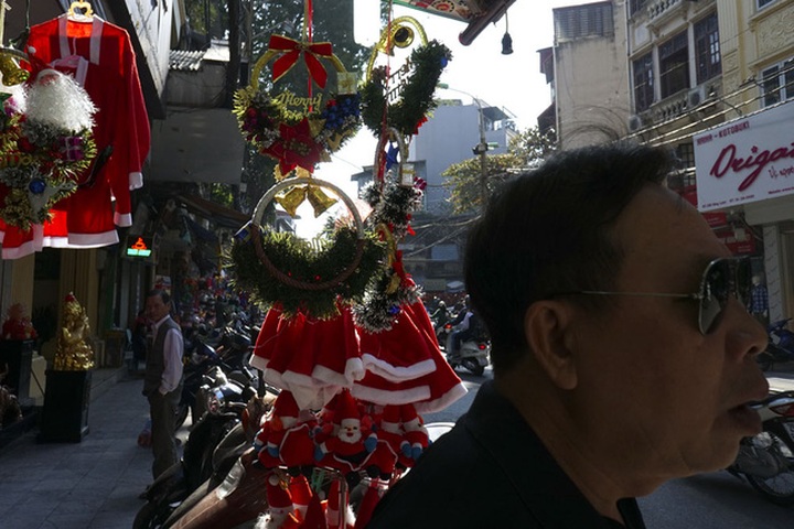Hanoi streets covered with Christmas cheer - 7