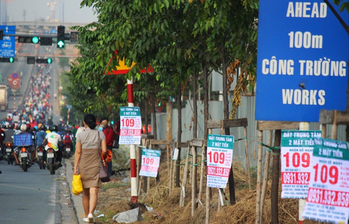 HCM City plastered in illegal advertising - 7 HCM City plastered in illegal advertising - 7