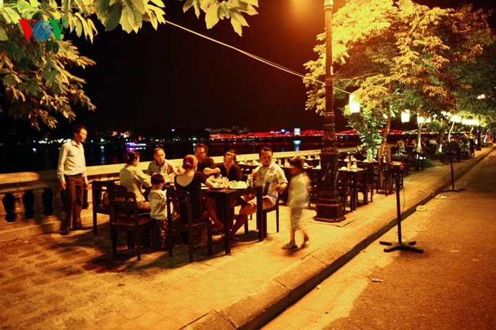 Hue pedestrian street appeals to tourists - 15