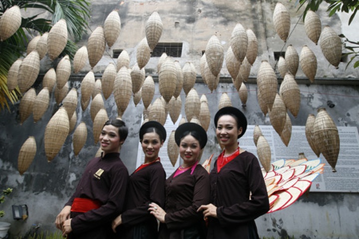 Exhibition features old Hanoi’s space - 15 Exhibition features old Hanoi’s space - 15