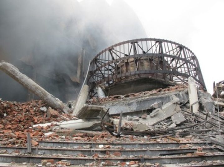 Slow reaction by firefighters blamed for trade centre fire - 1