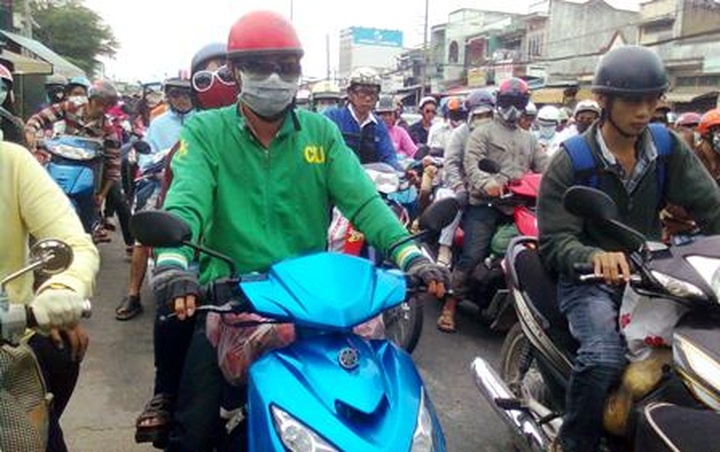 Lack of cars forces people to travel to HCMC by motorbikes after Tet - 1