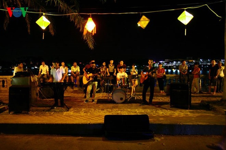 Hue pedestrian street appeals to tourists - 16