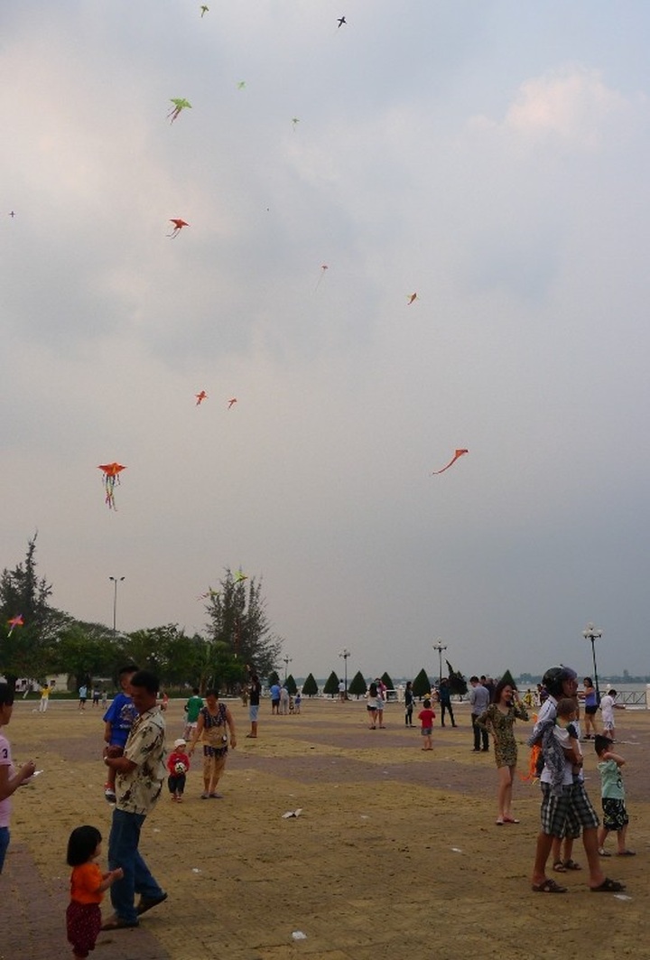 Can Tho skies fill with colour as kite-flyers come out to play - 8