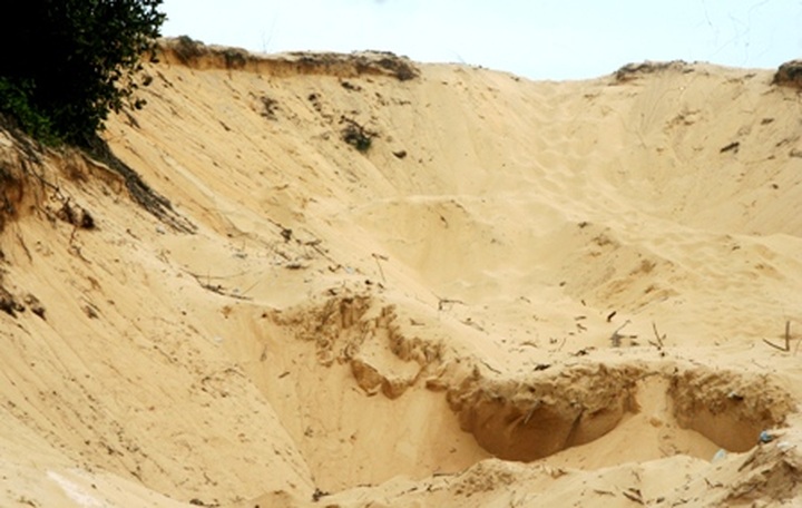 Illegal sand exploitation damages world recognised Lang Co Bay - 2