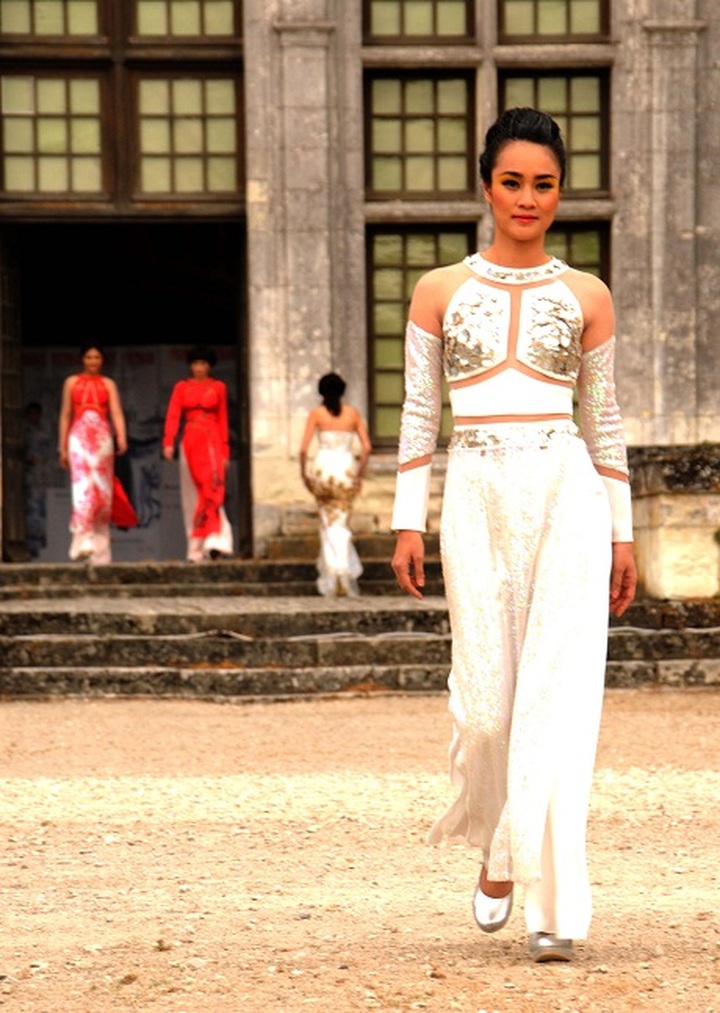 Vietnamese Ao dai graces stage at Chambord Castle - 8