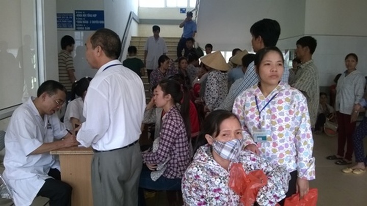 Hundreds of workers hospitalised in Bac Ninh, food poisoning suspected - 1