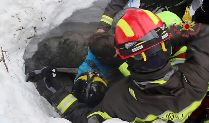 Rescuers cling on to hope in Italy avalanche disaster - 1