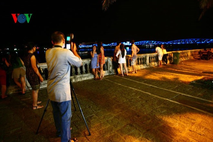 Hue pedestrian street appeals to tourists - 19