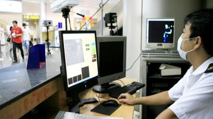 Hanoi tightens supervision over visitors from Ebola outbreak areas - 1