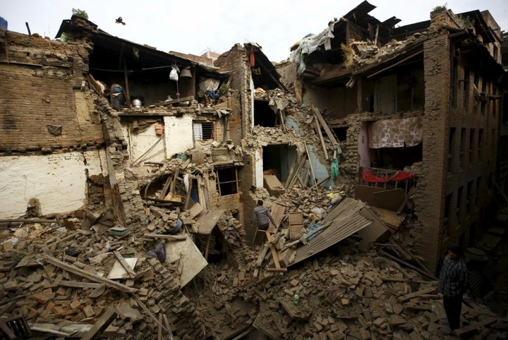 Shocks terrify survivors of Nepal quake that killed 2,500 - 1